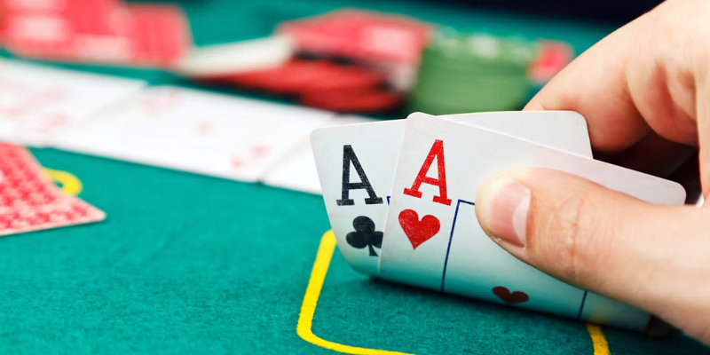 Người chơi áp dụng chiến thuật poker trên bàn cược chuyên nghiệp